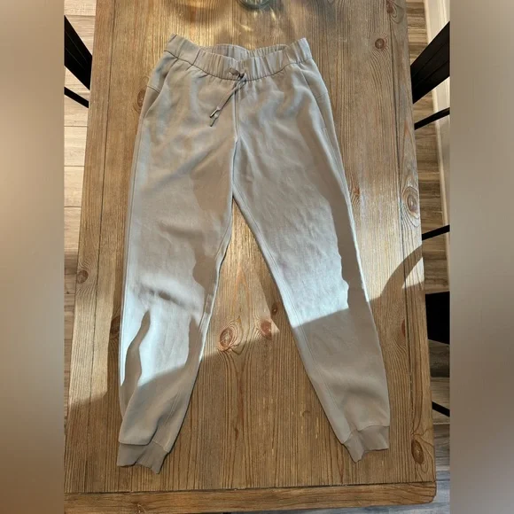 Light grey lululemon jogger size 4 - Picture 1 of 3